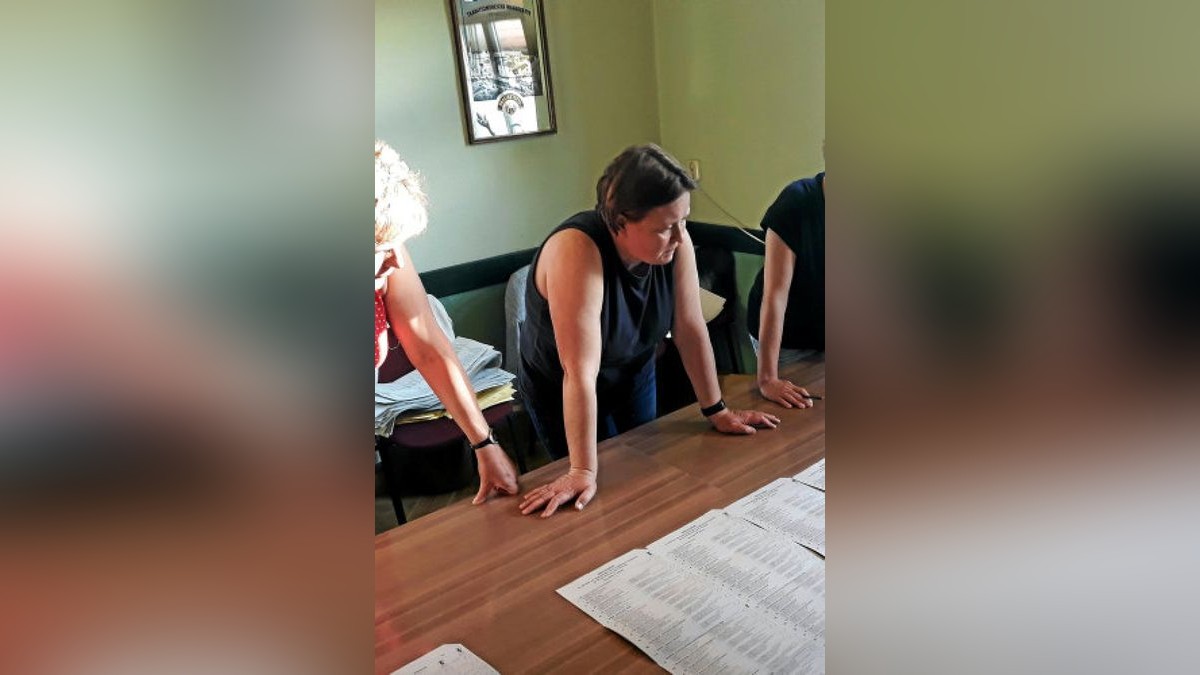 Die Stimmenauszählung Wahl im Gasthaus „Zum Schwarzen Hahn“ begann wie überall mit der Europawahl und den fast einen Meter langen Wahlzetteln .Foto: Robert Schmidt