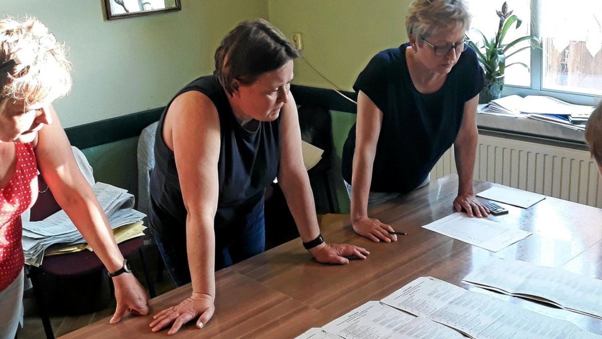 Die Stimmenauszählung Wahl im Gasthaus „Zum Schwarzen Hahn“ begann wie überall mit der Europawahl und den fast einen Meter langen Wahlzetteln .