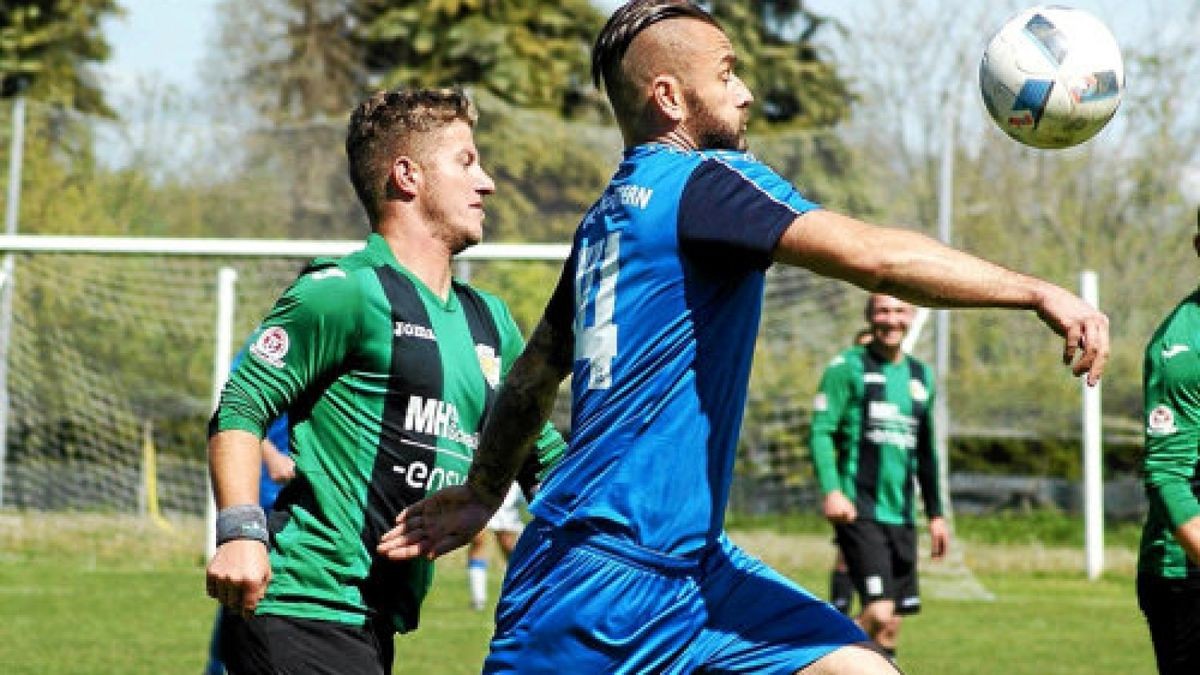 Zwei Spieltage vor dem Saisonende, sind die Altengotterschen (in Blau) nicht mehr vom „Platz an der Sonne“ zu verdrängen. Auch Fortuna Körner kann zufrieden sein, schließlich wurde Faulungen deutlich bezwungen.Archiv-Foto: Klaus Dreischerf