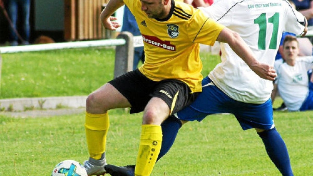 Nicht unbedingt etwas für den Fußball-Gourmet war das torlose Unentschieden zwischen der SG Nägelstedt (gelbe Trikots) und den Bad Tennstedtern. Foto: Klaus Dreischerf