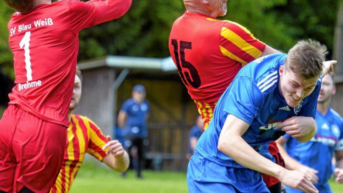 Im Nachbarschaftsduell der Fußball-Kreisoberliga klärt Brehmes Schlussmann Jörg Armbrecht mit zwei Fäusten vor dem Fernaer Stefan Pöhl (15), der mit seinen über 50 Jahren immer mal beim Schlusslicht aushilft und Vater des verhinderten Stürmers Patrick ist. Foto: Eckhard Jüngel