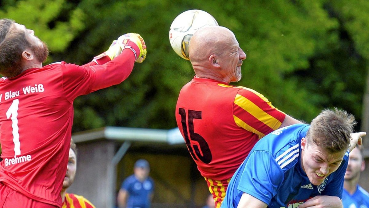 Im Nachbarschaftsduell der Fußball-Kreisoberliga klärt Brehmes Schlussmann Jörg Armbrecht mit zwei Fäusten vor dem Fernaer Stefan Pöhl (15), der mit seinen über 50 Jahren immer mal beim Schlusslicht aushilft und Vater des verhinderten Stürmers Patrick ist.