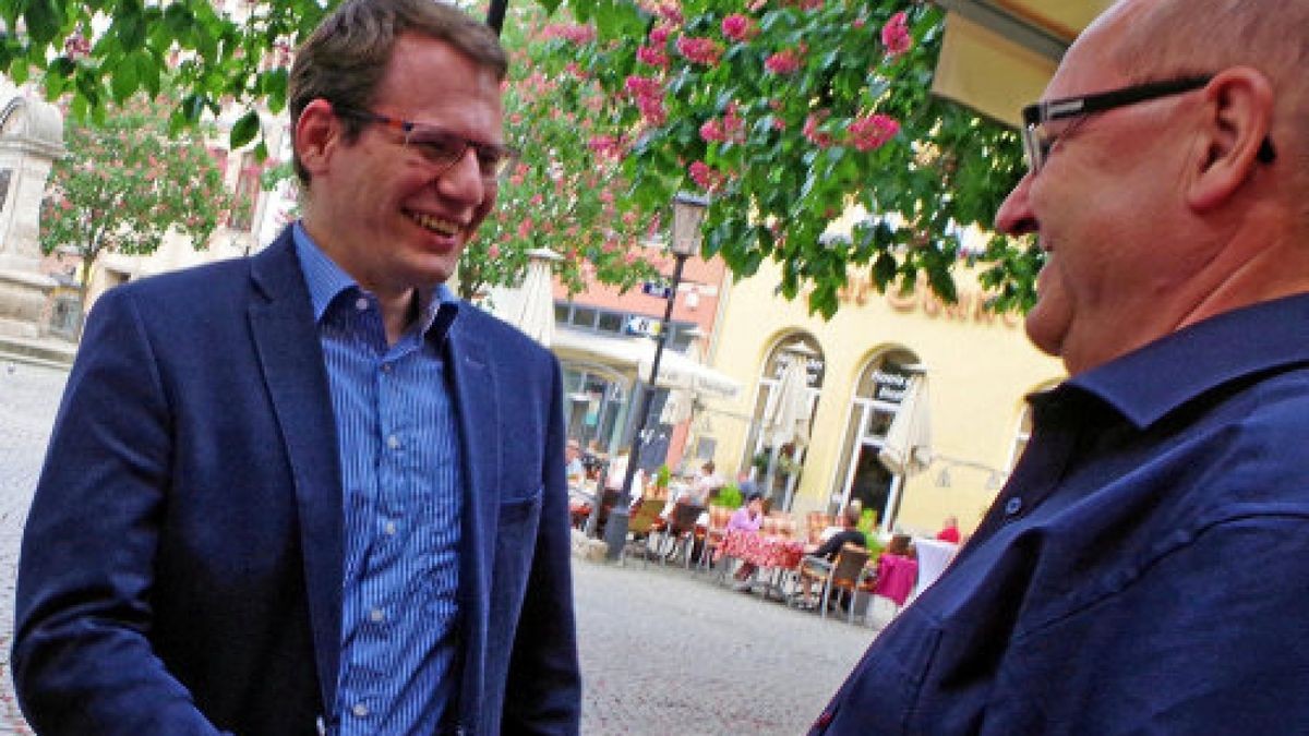 Viele Glückwünsche durfte am Wahlabend FDP-Kreis-Chef Patrick Frisch (Bildmitte) entgegennehmen. In Jena erhöhten die Liberalen ihre Ratssitzzahl von zwei auf sechs: im SHK-Kreistag gelang die Bildung einer FraktionFoto: Thomas Beier