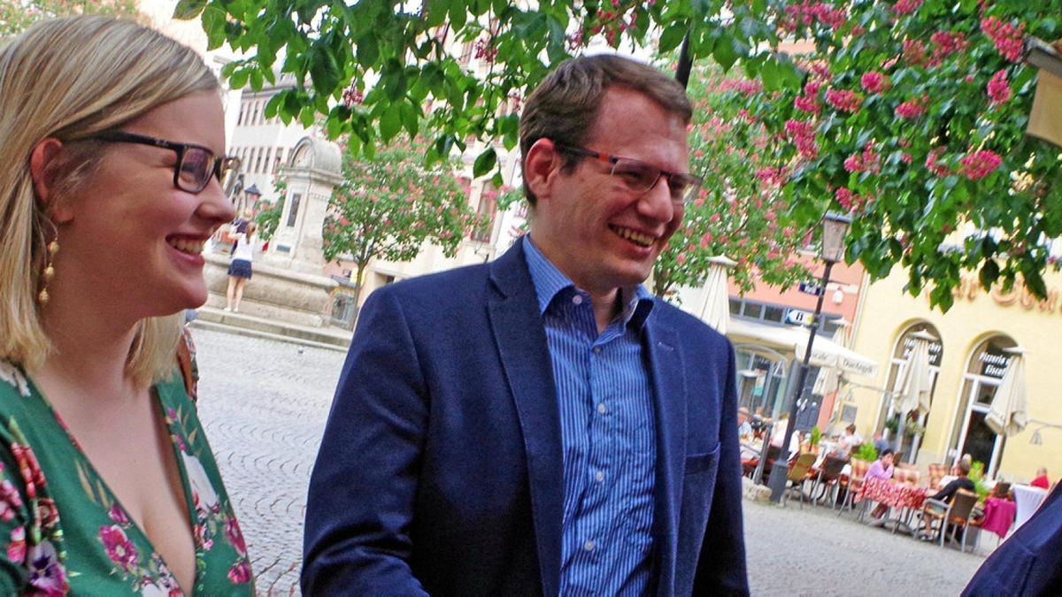 Viele Glückwünsche durfte am Wahlabend FDP-Kreis-Chef Patrick Frisch (Bildmitte) entgegennehmen. In Jena erhöhten die Liberalen ihre Ratssitzzahl von zwei auf sechs: im SHK-Kreistag gelang die Bildung einer Fraktion.