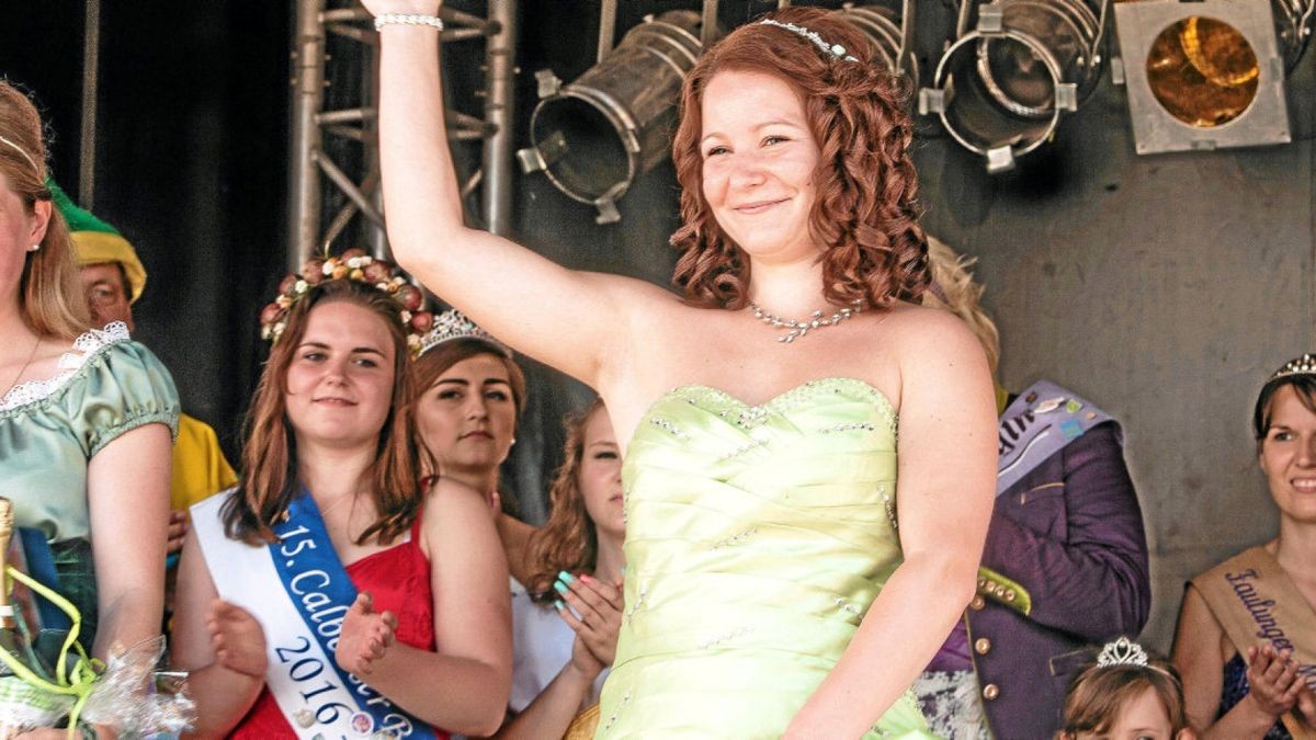 Carolin I. (rechts) übergibt die Schärpe am Samstag an ihre Nachfolgerin.