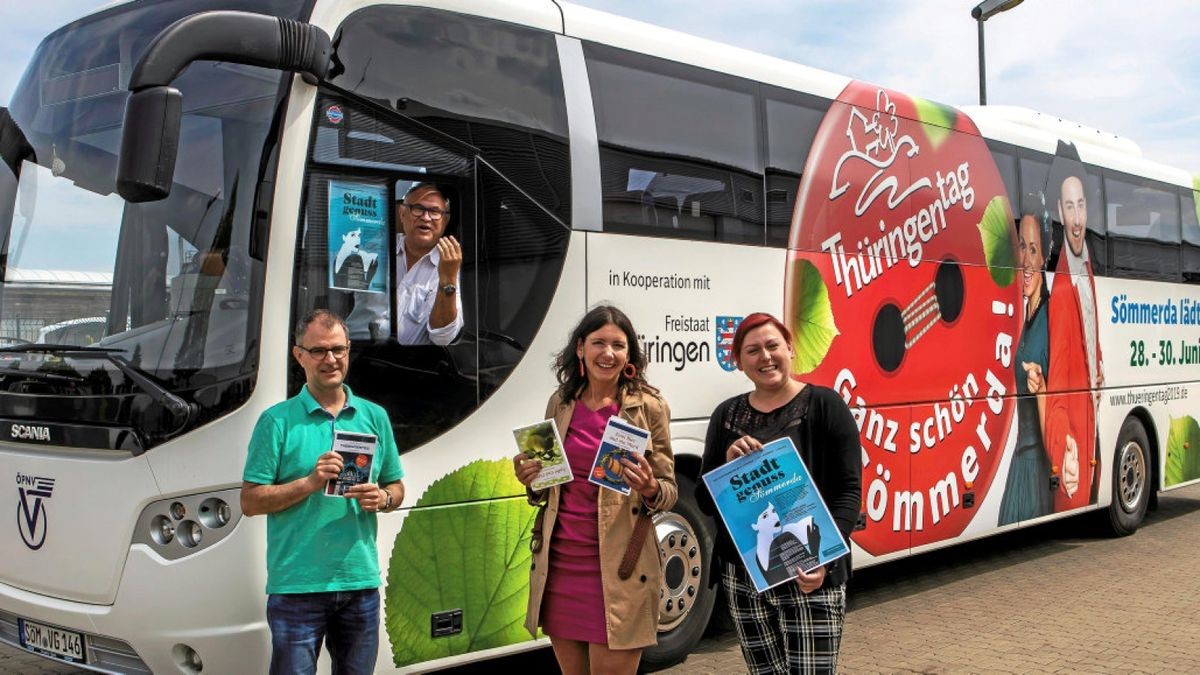 Steffen Hädrich, Wolfgang Kunz, Christine Klauder sowie Sandra Steinberg freuen sich auf die Krimibus-Tour am 2. Juni. Die Fahrt beginnt dabei 12.20 Uhr am Markt in Sömmerda.