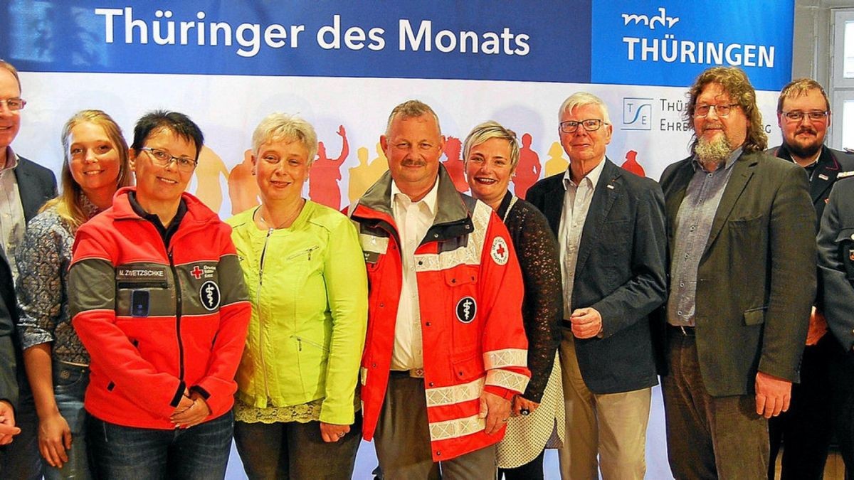 Familie und Gratulanten nahmen den „Thüringer Monats Mai“ in die Mitte. Olaf Braun erhielt die Auszeichnung für sein ehrenamtliches Wirken beim DRK.