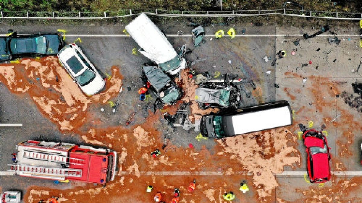 Auf der A4 in Richtung Dresden zwischen Hermsdorf-Ost und Rüdersdorf ist es am Montagnachmittag zu einem schweren Unfall mit 17 Fahrzeugen gekommen. Mehrere Rettungshubschrauber sind im Einsatz.Foto: Björn Walther