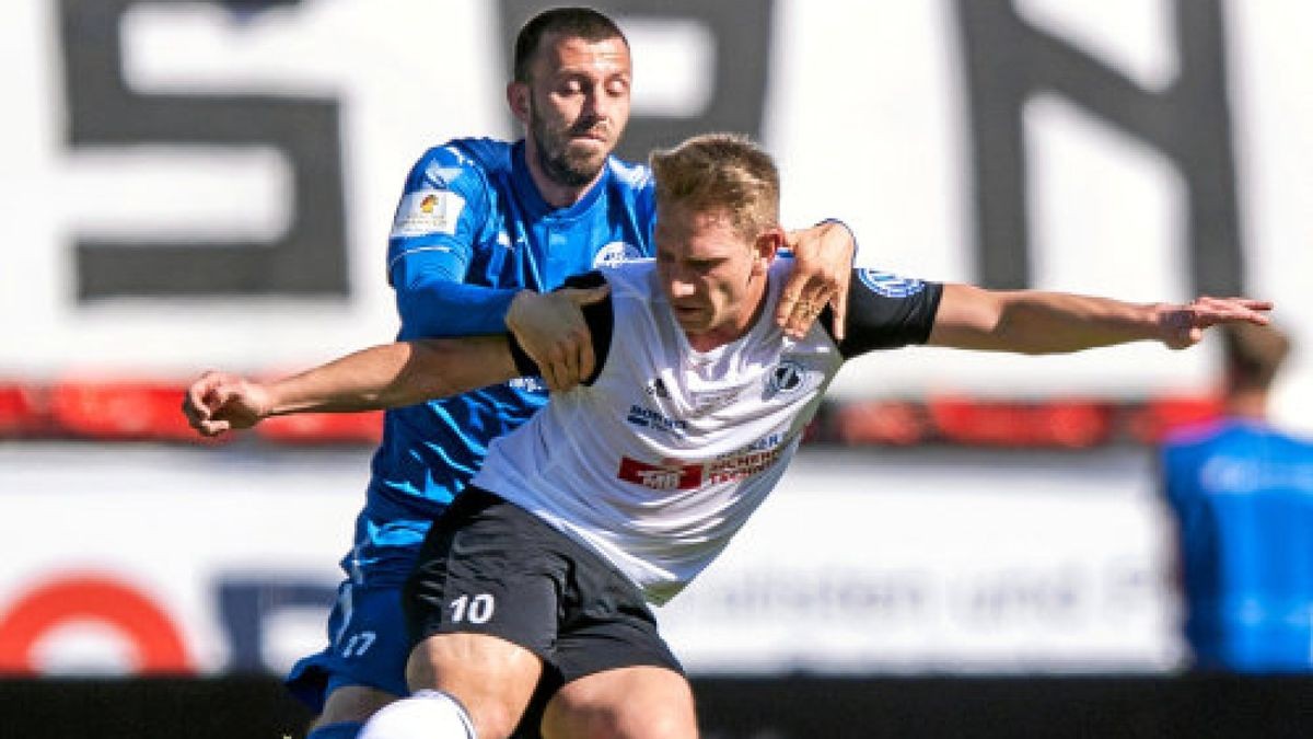 Regionalliga gegen Verbandsliga: Nordhausens Carsten Kammlott im Zweikampf mit Robert Walter.