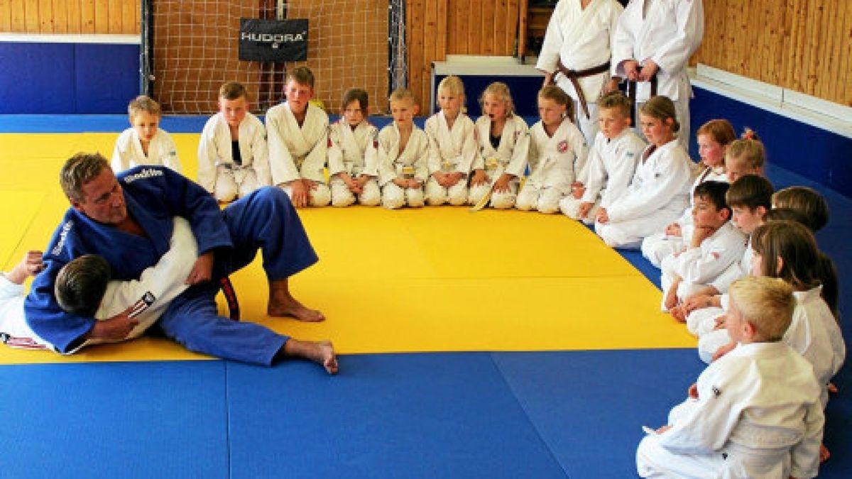 20 ehrenamtliche, aber sehr gut ausgebildete Trainer, darunter der Vereinsvorsitzende Matthias Blechschmidt (in Blau), bringen beim JSC Stotternheim den etwa 280 Abteilungsmitgliedern, hauptsächlich Kindern, Judo bei.Foto: Verein