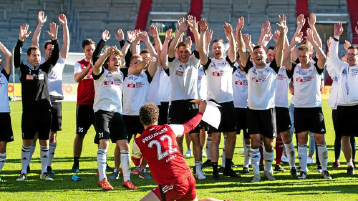 Regionalliga gegen Verbandsliga: Nordhausens Carsten Kammlott im Zweikampf mit Robert Walter.