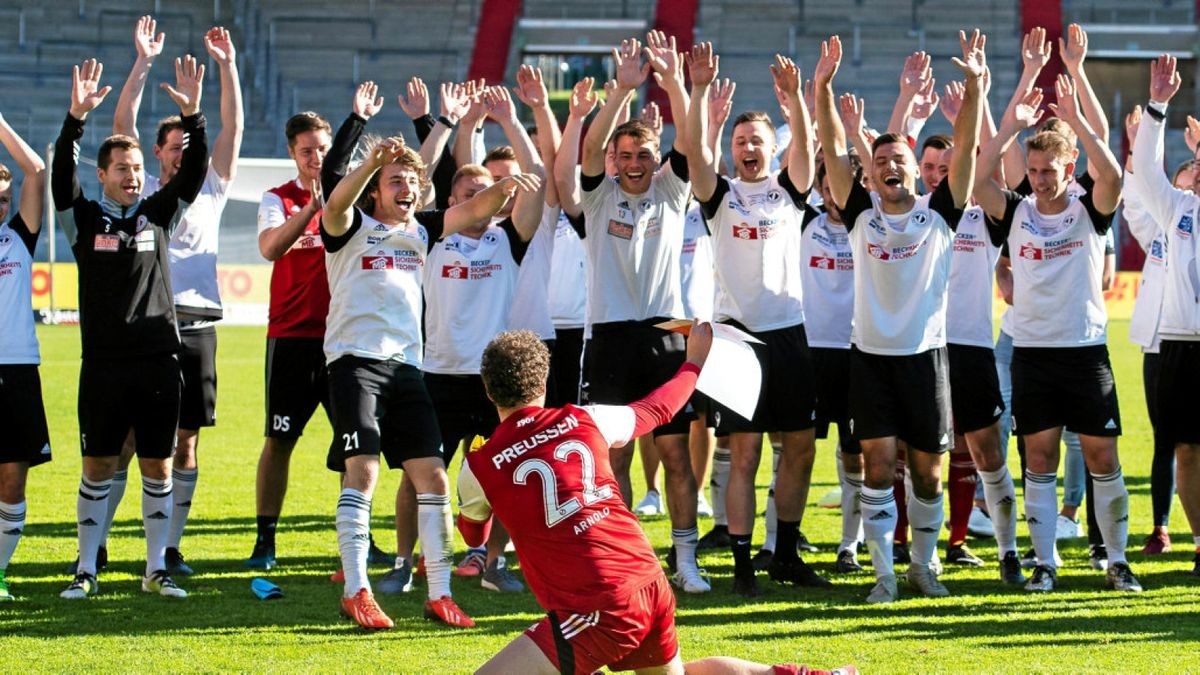 Kollektiver Preußen-Jubel trotz der Niederlage: Torhüter Sebastian Arnold feiert im Steigerwaldstadion zu Erfurt seine Auszeichnung zum „Man of the Match“ gemeinsam mit seiner Mannschaft.