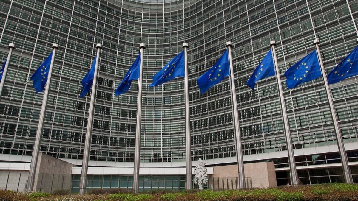 EU-Fahnen wehen vor der EU-Kommission in Brüssel. Archiv-