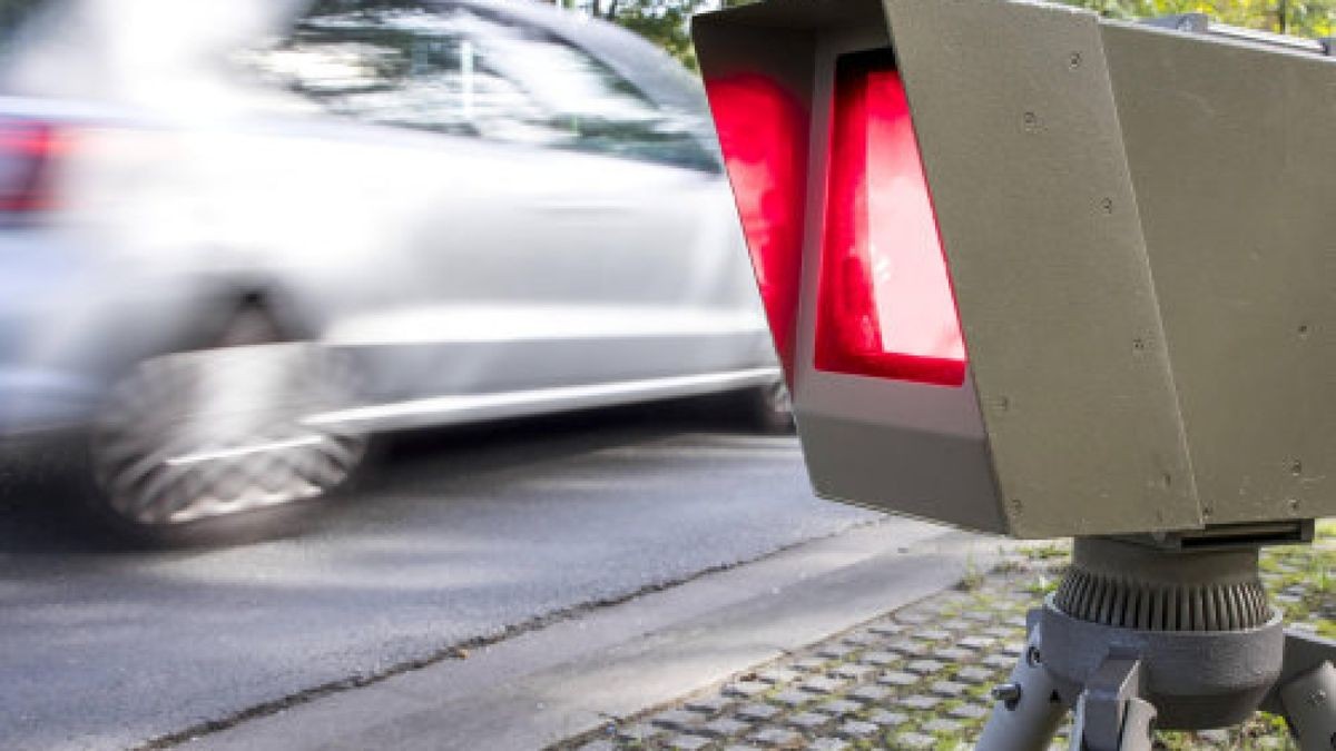 Symbolbild, Polizei, Polizist, Geschwindigkeitskontrolle, Radarkontrolle, BlitzerGeschwindigkeits Messstelle der Polizei, mit einem Lichtschrankensystemen, an einer Innerstädtischen Straße, digitale Bilderfassung, Radarkontrolle, *** Speed \u200b\u200bmeasuring station of the police with a light-box systems on an inner city street digital image capture wheel controlFoto: Jochen Tack