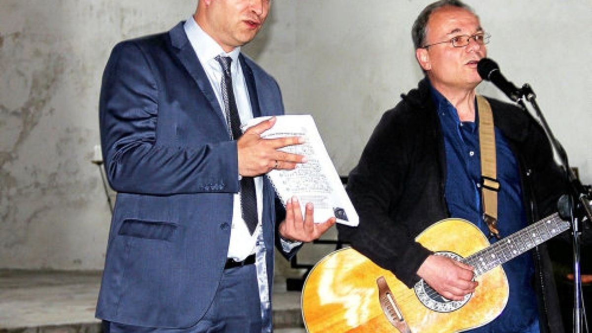 In der gut gefüllten St.-Johannis-Kirche sangen Pfarrer Jochen Lenz und Bürgermeister Henry Pasenow „Über den Wolken“ mit den Ellrichern. Foto: H.-P. Blum