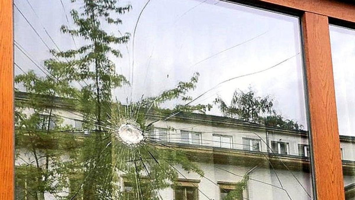 Eines der sechs beschädigten Fenster an der Stadtverwaltung in der Schwanseestraße.