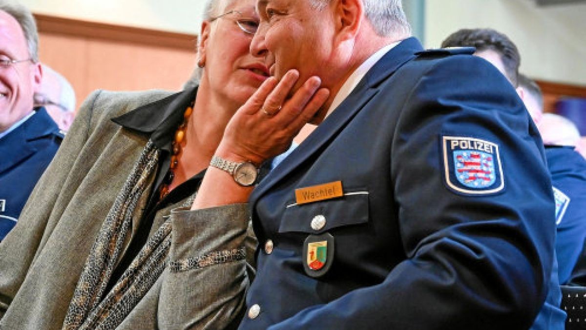 Hartmut Wachtel wird nach seiner Abschiedsrede im Carl-Schroeder-Saal von seiner Frau Monika geherzt. Foto: Dirk Bernkopf