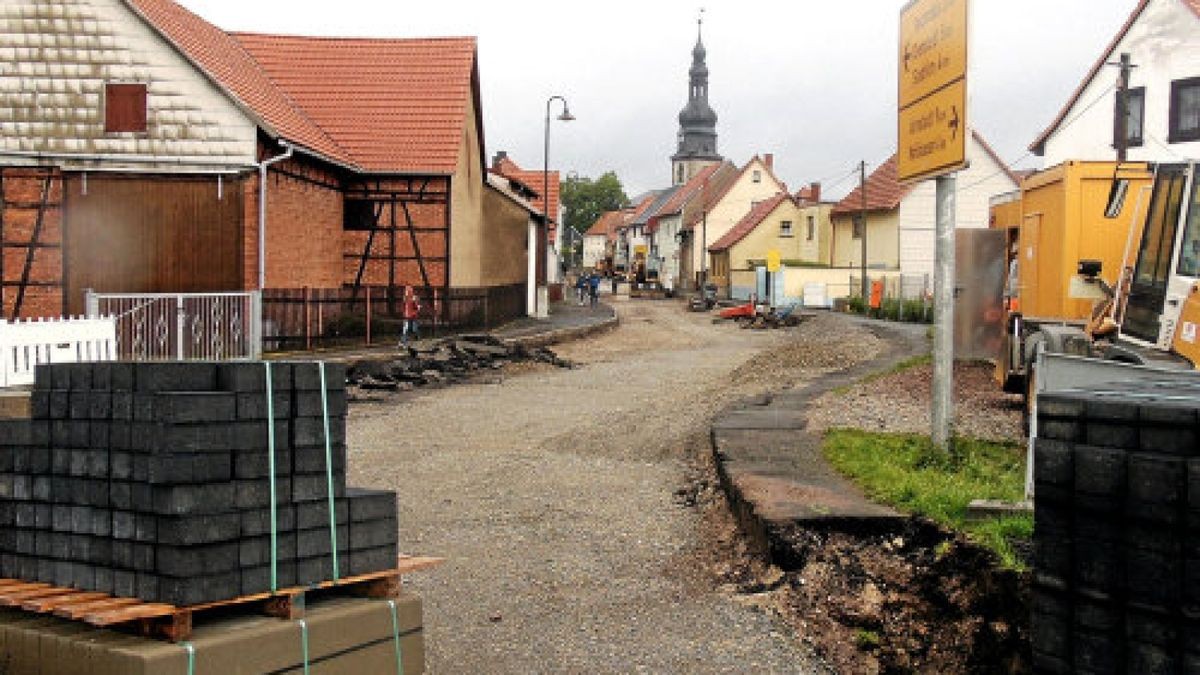 Neben Elxleben ist auch Wüllersleben seit März diesen Jahres für den Verkehr voll gesperrt. Dort werden neue Kanäle für Ab- und Regenwasser verlegt.Foto: Robert Schmidt