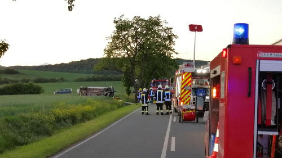 Zu einen weiteren schweren Unfall im Landkreis Sömmerda kam es zwischen Burgwenden und Grossmonra. Ein Transporter war aus unbekannter Ursache von der Fahrbahn abgekommen und sich auf einem Feld überschlagen. Der Fahrer wurde eingeklemmt und anschließend schwer verletzt in ein Krankenhaus geflogen.