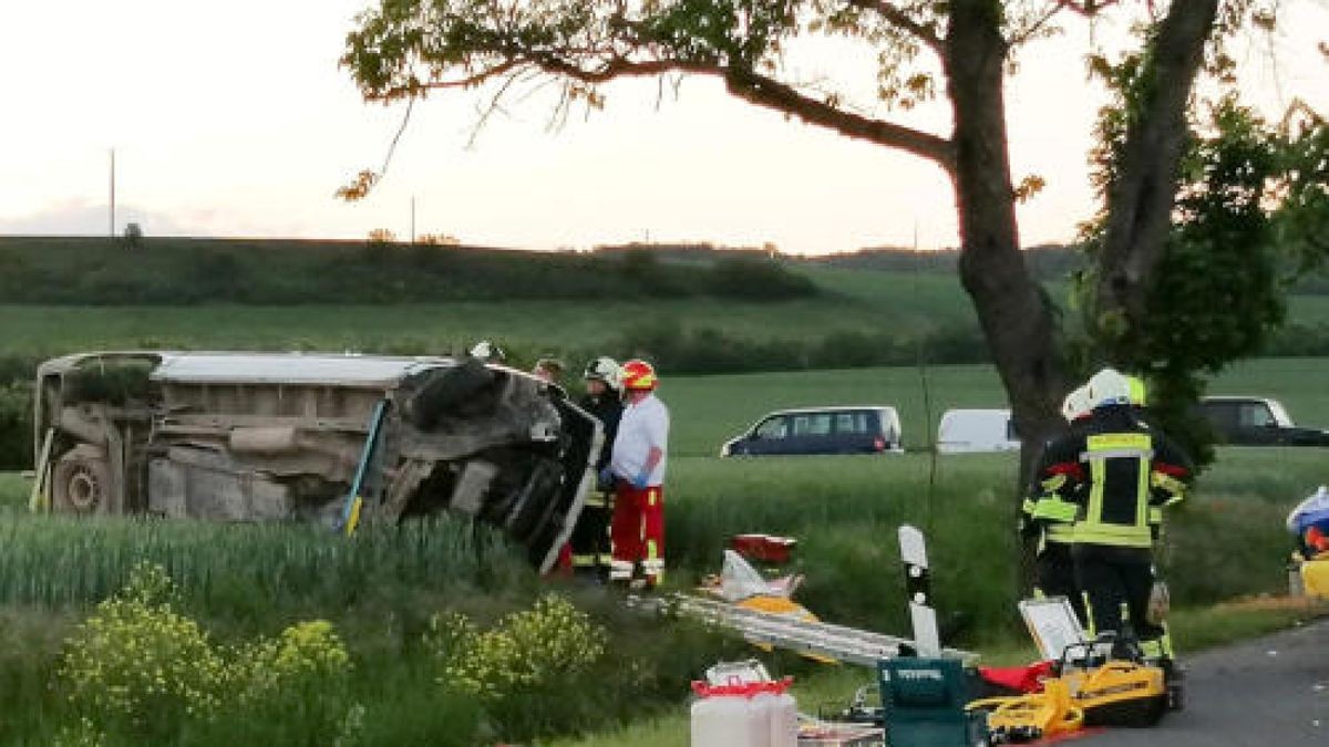 Zu einen weiteren schweren Unfall im Landkreis Sömmerda kam es zwischen Burgwenden und Grossmonra. Ein Transporter war aus unbekannter Ursache von der Fahrbahn abgekommen und sich auf einem Feld überschlagen. Der Fahrer wurde eingeklemmt und anschließend schwer verletzt in ein Krankenhaus geflogen.