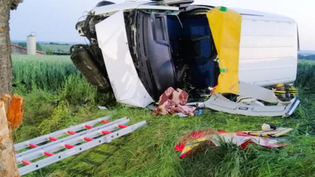 Zu einen weiteren schweren Unfall im Landkreis Sömmerda kam es zwischen Burgwenden und Grossmonra. Ein Transporter war aus unbekannter Ursache von der Fahrbahn abgekommen und sich auf einem Feld überschlagen. Der Fahrer wurde eingeklemmt und anschließend schwer verletzt in ein Krankenhaus geflogen.