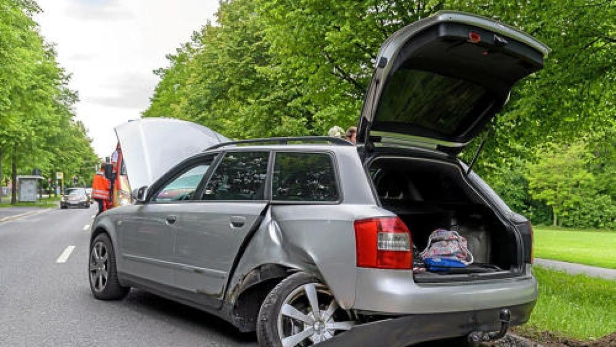 Am Donnerstagnachmittag kam es in der Belvederer Allee in Weimar zu einem Verkehrsunfall zwischen einem Kia und einem Audi. Nach bisherigen Kenntnissen befuhr die Fahrerin des Kia die Belvederer Allee Stadtauswärts. Aus bisher unbekannter Ursache geriet sie dabei in den Gegenverkehr und kollidierte dort mit dem Heck des Audi.