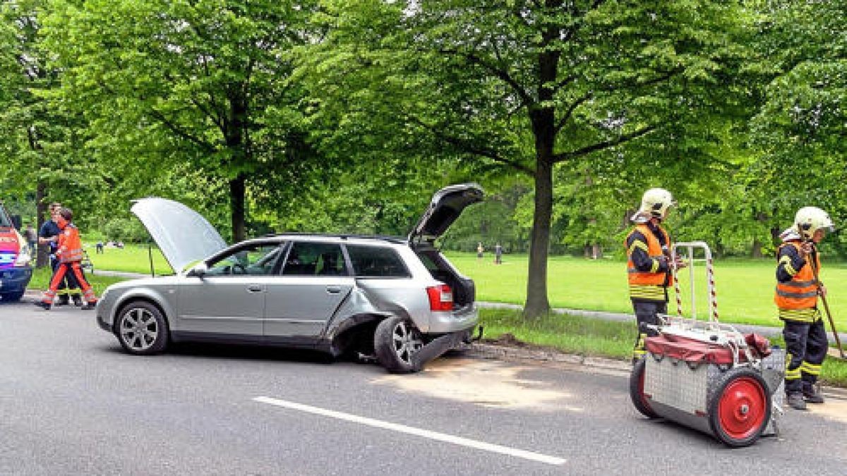 Die Kameraden der Berufsfeuerwehr Weimar nahmen auslaufende Betriebsstoffe der Unfallfahrzeuge auf und beseitigte Trümmerteile von der Fahrbahn.