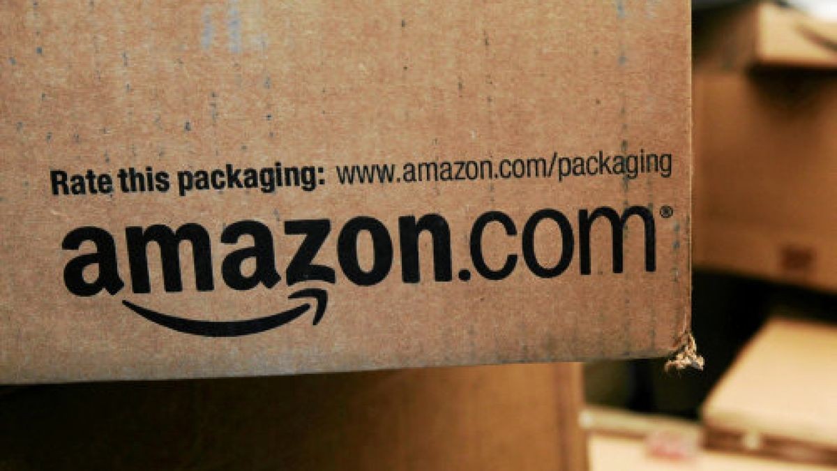 ARCHIV - 18.10.2010, USA, Palo Alto: Ein Amazon.com-Paket wartet auf die Zustellung von UPS. Dank des florierenden Internethandels und boomender Cloud-Dienste ist Amazon mit einem Rekordgewinn ins Geschäftsjahr gestartet. Foto: Paul Sakuma/AP/dpa +++ dpa-Bildfunk +++Foto: Paul Sakuma