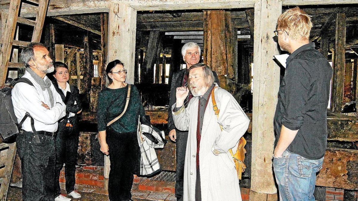 Hermann Wirth (2. von rechts) führte im Jahre 2015 durch eine Saline in Bad Sulza.