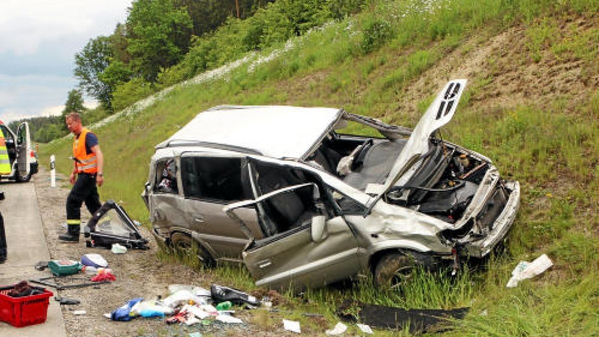 Bei dem Unfall auf der Bundesautobahn 9 bei Dittersdorf sind vier Menschen, davon eine hochschwangere Frau, zum Teil schwer verletzt worden. Foto: Oliver Nowak