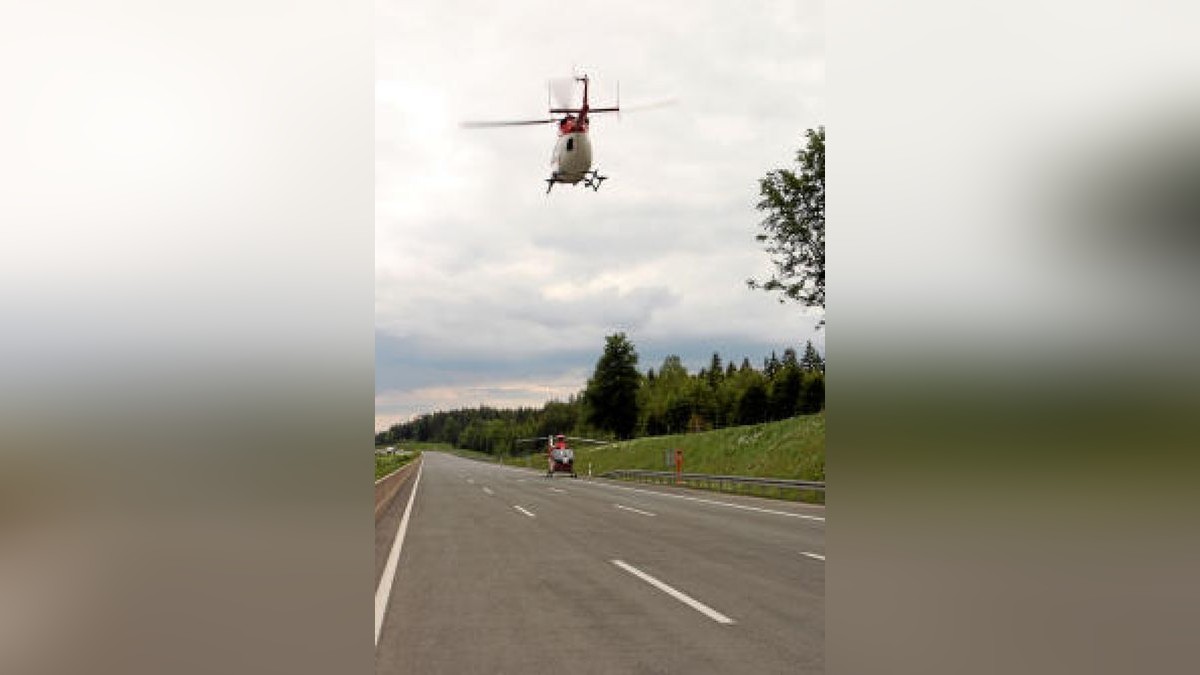 Bei dem Unfall auf der Bundesautobahn 9 bei Dittersdorf sind vier Menschen, davon eine hochschwangere Frau, zum Teil schwer verletzt worden. Foto: Oliver Nowak