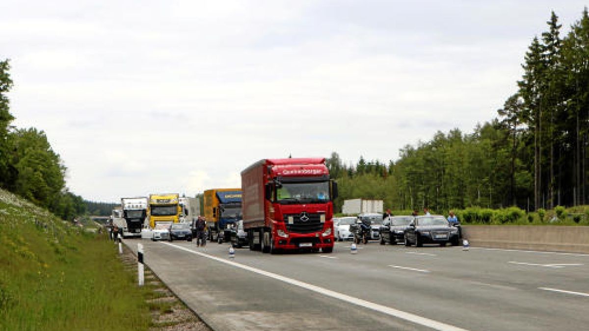 Bei dem Unfall auf der Bundesautobahn 9 bei Dittersdorf sind vier Menschen, davon eine hochschwangere Frau, zum Teil schwer verletzt worden. Foto: Oliver Nowak