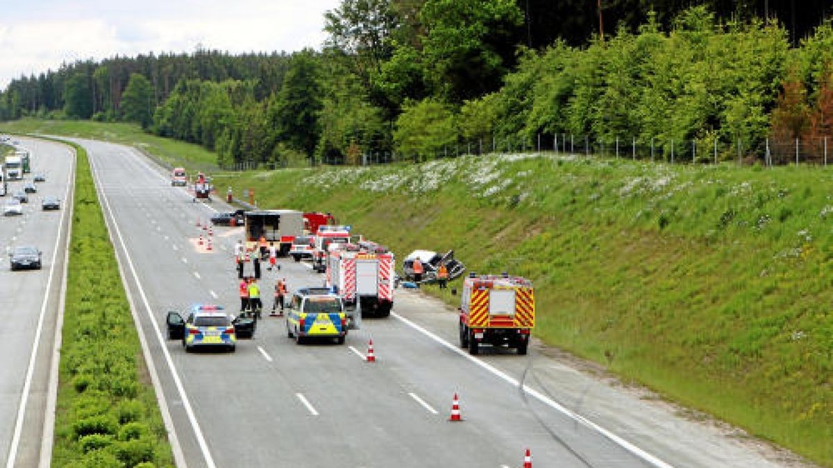 Bei dem Unfall auf der Bundesautobahn 9 bei Dittersdorf sind vier Menschen, davon eine hochschwangere Frau, zum Teil schwer verletzt worden. Foto: Oliver Nowak