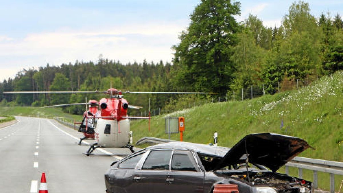 Bei dem Unfall auf der Bundesautobahn 9 bei Dittersdorf sind vier Menschen, davon eine hochschwangere Frau, zum Teil schwer verletzt worden. Foto: Oliver Nowak