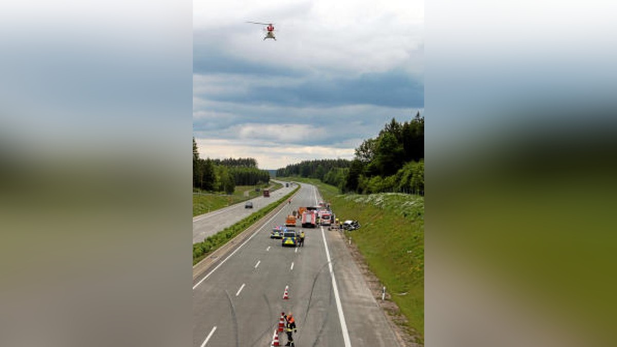 Bei dem Unfall auf der Bundesautobahn 9 bei Dittersdorf sind vier Menschen, davon eine hochschwangere Frau, zum Teil schwer verletzt worden. Foto: Oliver Nowak