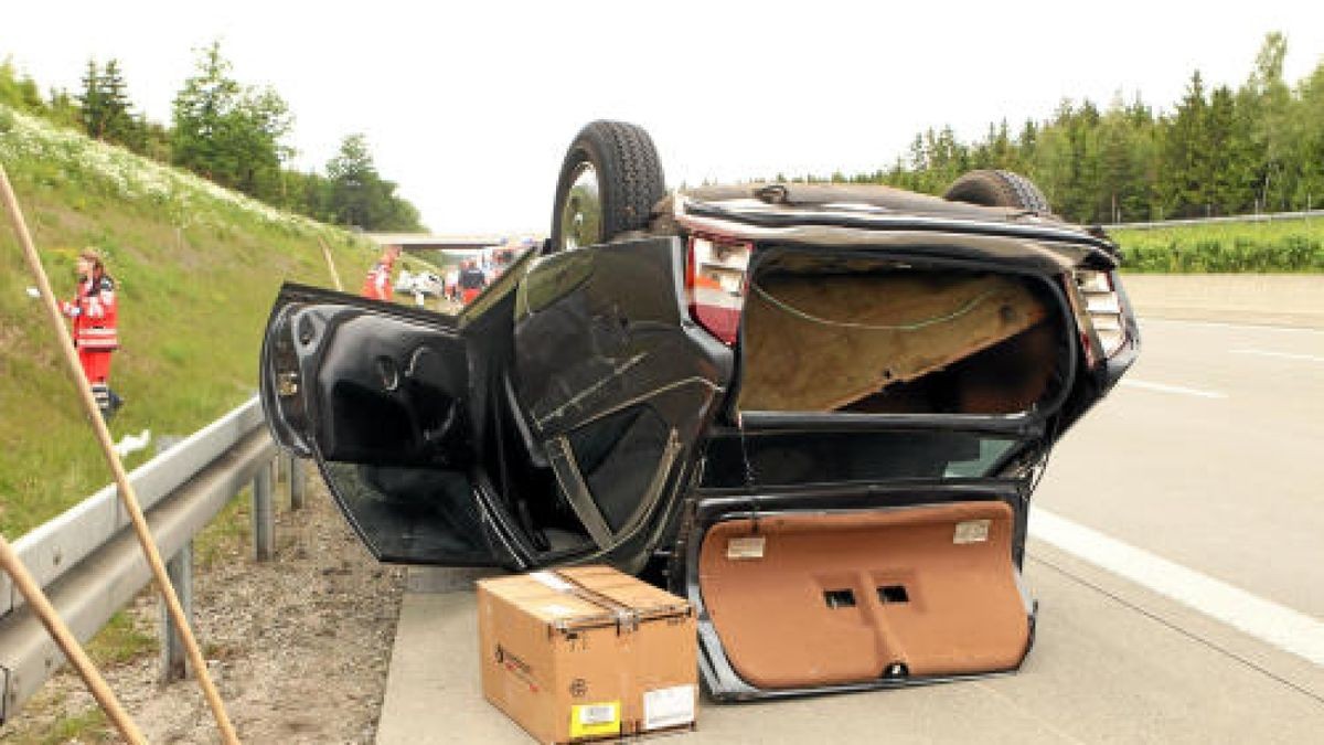 Bei dem Unfall auf der Bundesautobahn 9 bei Dittersdorf sind vier Menschen, davon eine hochschwangere Frau, zum Teil schwer verletzt worden. Foto: Oliver Nowak