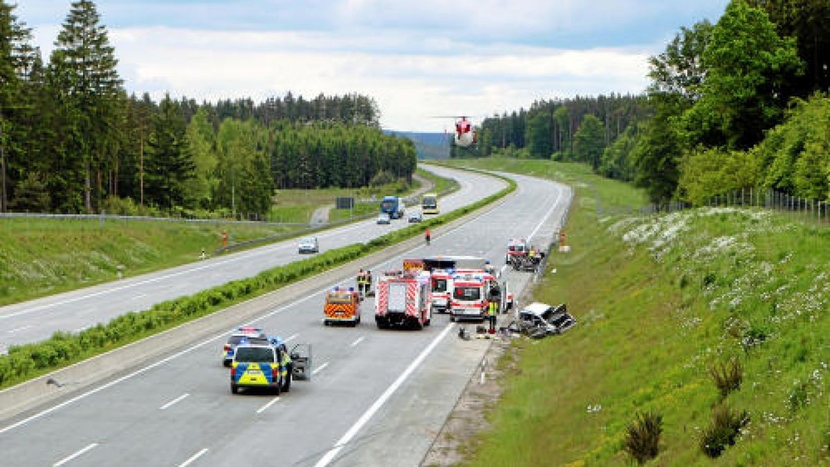 Bei dem Unfall auf der Bundesautobahn 9 bei Dittersdorf sind vier Menschen, davon eine hochschwangere Frau, zum Teil schwer verletzt worden. Foto: Oliver Nowak