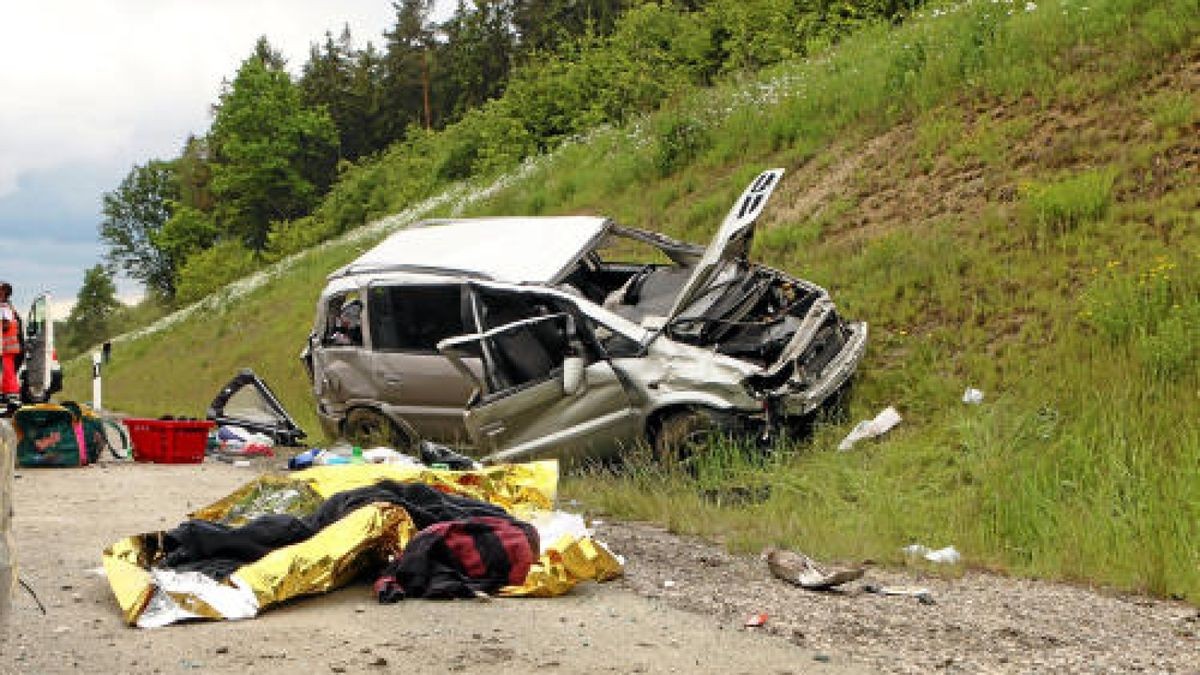 Bei dem Unfall auf der Bundesautobahn 9 bei Dittersdorf sind vier Menschen, davon eine hochschwangere Frau, zum Teil schwer verletzt worden. Foto: Oliver Nowak