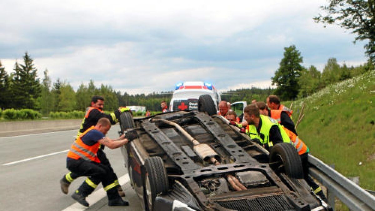 Bei dem Unfall auf der Bundesautobahn 9 bei Dittersdorf sind vier Menschen, davon eine hochschwangere Frau, zum Teil schwer verletzt worden. Foto: Oliver Nowak