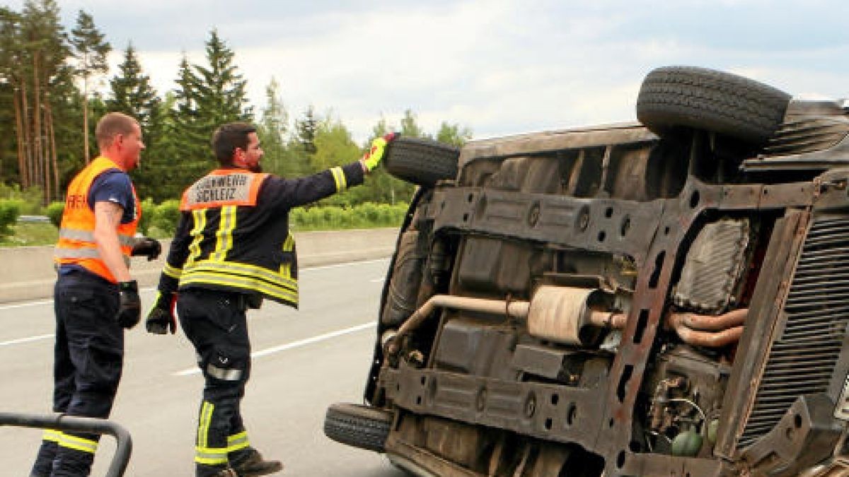 Bei dem Unfall auf der Bundesautobahn 9 bei Dittersdorf sind vier Menschen, davon eine hochschwangere Frau, zum Teil schwer verletzt worden. Foto: Oliver Nowak