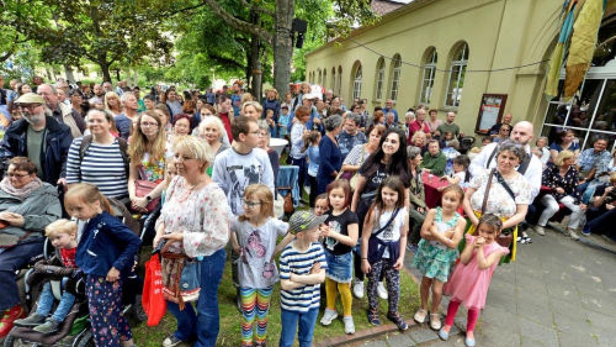 Vorgezogener Kindertag auch für Erwachsene, Das Puppentheater Gera feiert seinen 90. Geburtstag mit einem Festival voller Programmhöhepunkte. Neben zahlreichen Theateraufführungen ergänzen zahlreiche Sonderveranstaltungen das dreitägige Jubiläumsfest. Am Freitag zog die Figurenparade mit etwa 30 Charakteren und den Bateristas del Sol vom Markt zum Puppentheater. Im Foyer wurde dann die große, bunte Geburtstagstorte angeschnitten und in kürzester Zeit aufgegessen. Zum Kindertag startet das Programm mit dem tapferen Schneiderlein. Foto: Peter Michaelis