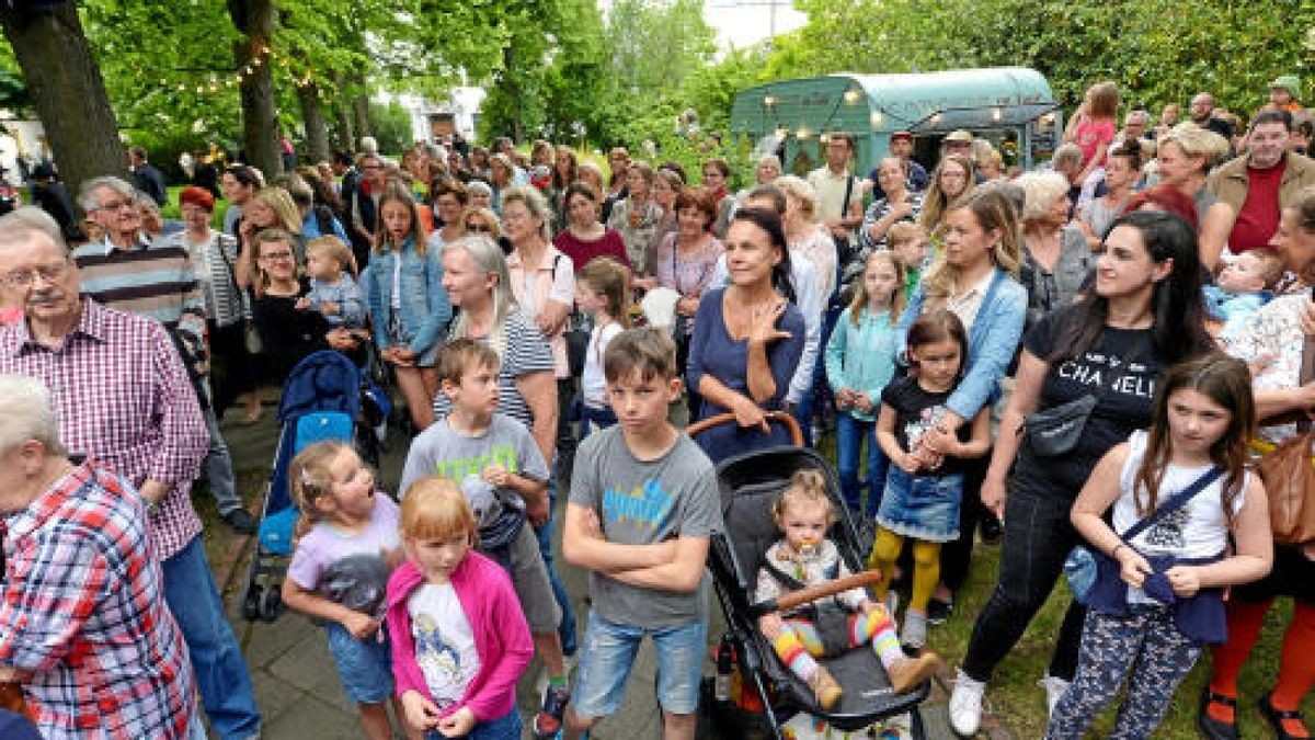 Vorgezogener Kindertag auch für Erwachsene, Das Puppentheater Gera feiert seinen 90. Geburtstag mit einem Festival voller Programmhöhepunkte. Neben zahlreichen Theateraufführungen ergänzen zahlreiche Sonderveranstaltungen das dreitägige Jubiläumsfest. Am Freitag zog die Figurenparade mit etwa 30 Charakteren und den Bateristas del Sol vom Markt zum Puppentheater. Im Foyer wurde dann die große, bunte Geburtstagstorte angeschnitten und in kürzester Zeit aufgegessen. Zum Kindertag startet das Programm mit dem tapferen Schneiderlein. Foto: Peter Michaelis