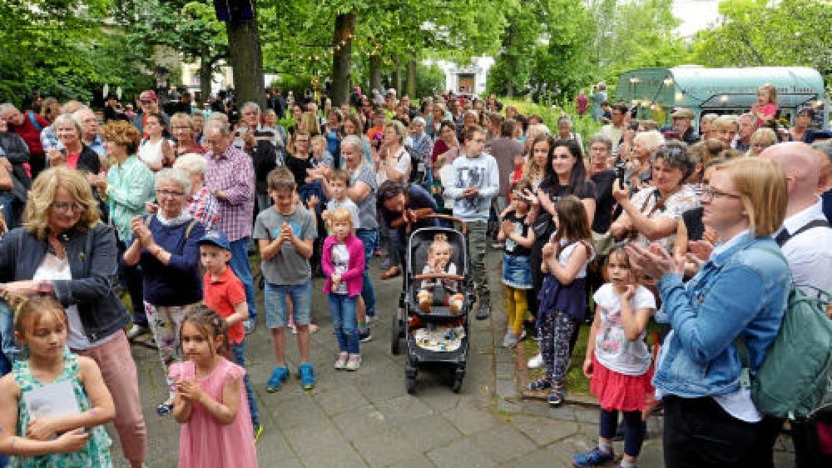 Vorgezogener Kindertag auch für Erwachsene, Das Puppentheater Gera feiert seinen 90. Geburtstag mit einem Festival voller Programmhöhepunkte. Neben zahlreichen Theateraufführungen ergänzen zahlreiche Sonderveranstaltungen das dreitägige Jubiläumsfest. Am Freitag zog die Figurenparade mit etwa 30 Charakteren und den Bateristas del Sol vom Markt zum Puppentheater. Im Foyer wurde dann die große, bunte Geburtstagstorte angeschnitten und in kürzester Zeit aufgegessen. Zum Kindertag startet das Programm mit dem tapferen Schneiderlein. Foto: Peter Michaelis