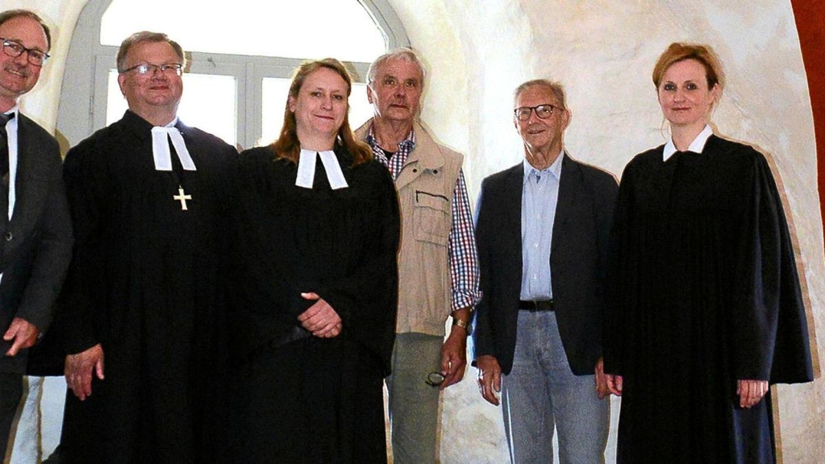 Gemeindekirchenrat Ekkehard Fischer, Superintendent Andreas Berger, Pfarrerin Inga Mergner, die fleißigen Helfer Klaus Hetzold und Eberhard Fischer sowie Pfarrerin Juliane Baumann freuen sich über die restaurierte Sakristei.