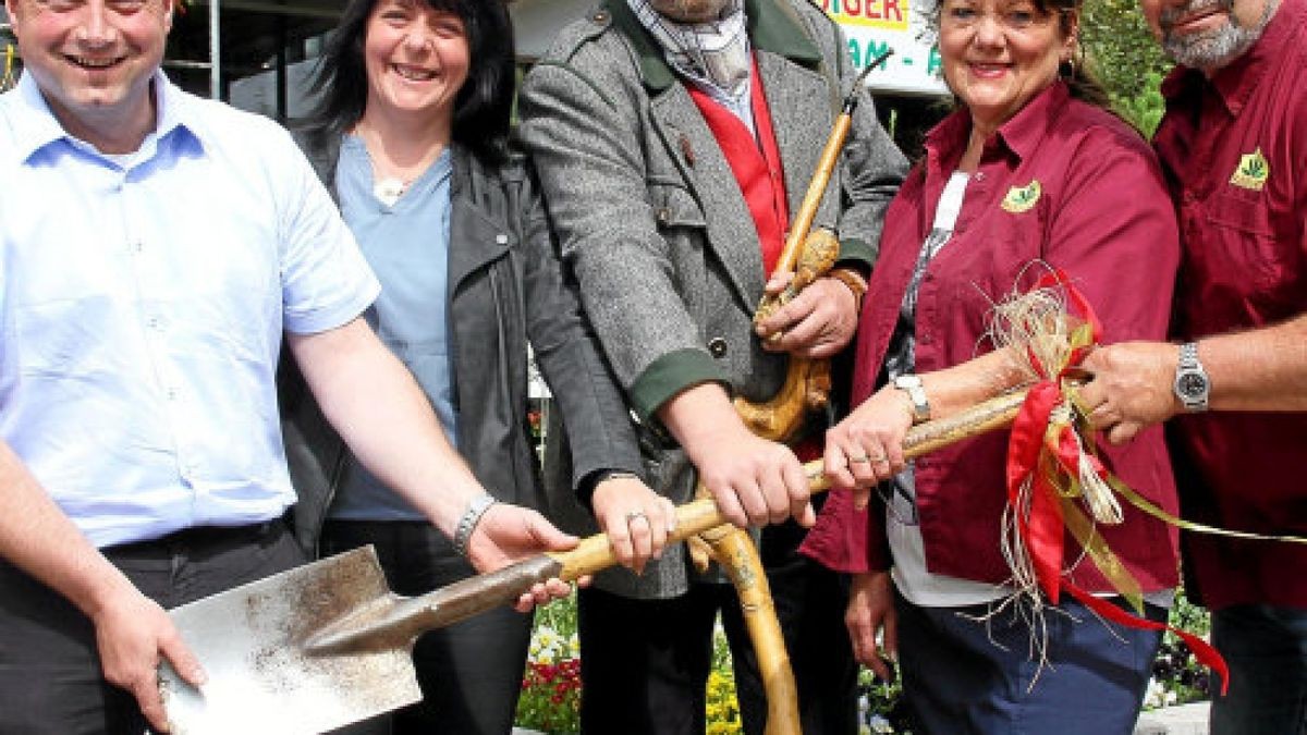 Simona und Hansjorg Rödiger (rechts) übergeben ihre Gärtnerei am Stresemannring zum 1. Juli an Brigitte und Marco Trappe (links). Darüber freut sich auch der Olle Ewersberg (Mitte).Foto: Hans-Peter Blum