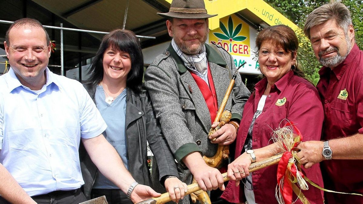 Simona und Hansjorg Rödiger (rechts) übergeben ihre Gärtnerei am Stresemannring zum 1. Juli an Brigitte und Marco Trappe (links). Darüber freut sich auch der Olle Ewersberg (Mitte).