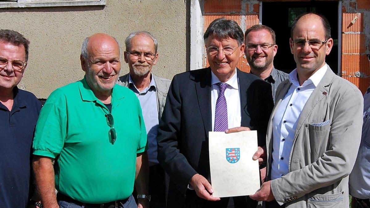 Übergabe der Fördermittel durch Staatssekretär Klaus Sühl (dritter von links) an Treffurts Bürgermeister Michael Reinz (vierter von links) zum Abriss der Kaserne in Schnellmannshausen.