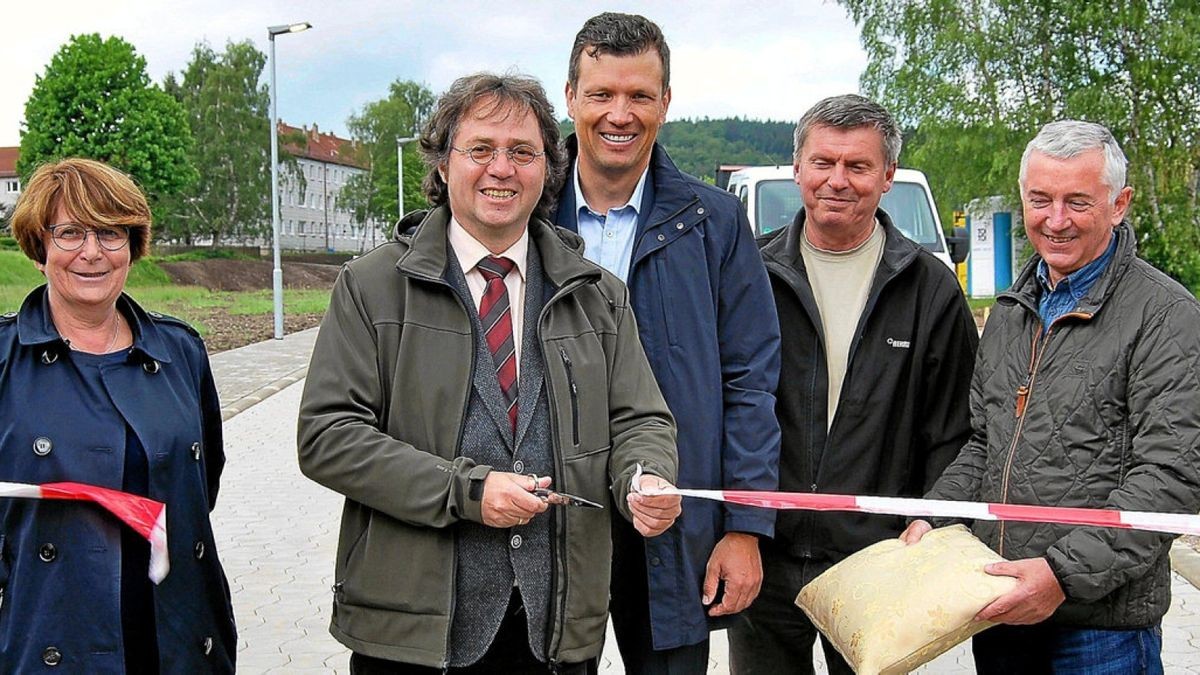 Freigabe des Baugebiets in der Friedrich-Lux-Straße in Ruhla: Elke Schmidt, Gerald Slotosch, Alexander Ernst und die Vertreter der Baufirmen Jürgen Werner und Franz Giesder.