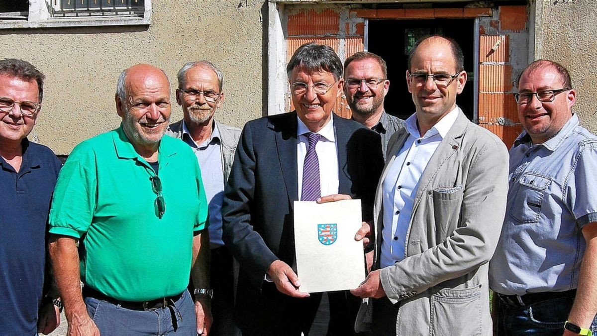 Übergabe der Fördermittel (von links): Ratsmitglieder Lutz Koscielsky, Günter Oßwald, Holger Werneburg, Staatssekretär Klaus Sühl, Danilo Braunholz, Bürgermeister Michael Reinz und Ortsteilbürgermeister Markus Liebetrau vor der Kaserne in Schnellmannshausen.