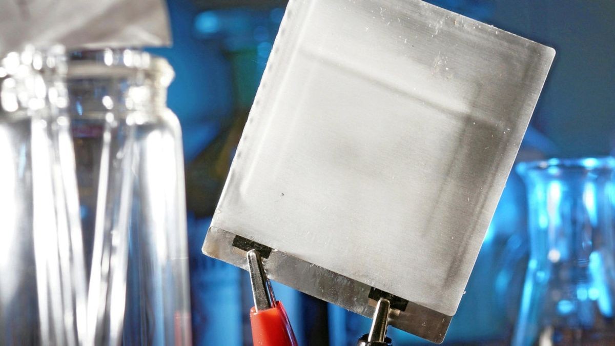 Hier ein Prototyp einer ultradünnen und extrem flexiblen Organischen Batterie – solche Energiespeicher auf der Basis von Polymeren sind risikoarm und nachhaltig, da sie keine umweltschädlichen oder selten vorkommenden Metalle und metallische Verbindungen in den Elektroden enthalten. Solche Energiespeicher lassen sich auf dünne Folien drucken und eröffnen so ganz neue Anwendungsmöglichkeiten. Foto: Jan-Peter Kasper/FSU